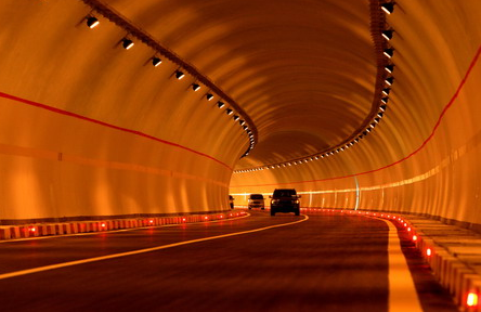 高速隧道行车 驾驶员要掌握一些技巧