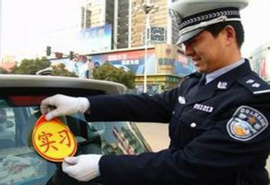春节：在车后贴上这个标志，多数车主都会主动避让！