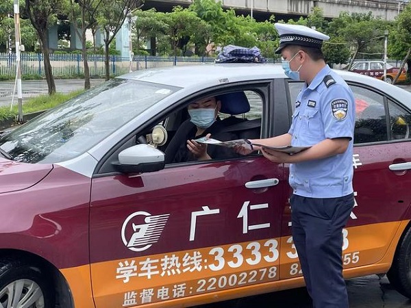 东莞交警开展“进驾校”交通安全宣传活动