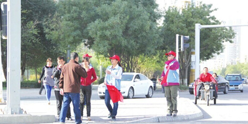 新疆库尔勒驾校学员路考前先当交通劝导员