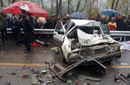 广东河源车祸致12人死 其中7人为黑驾校学员