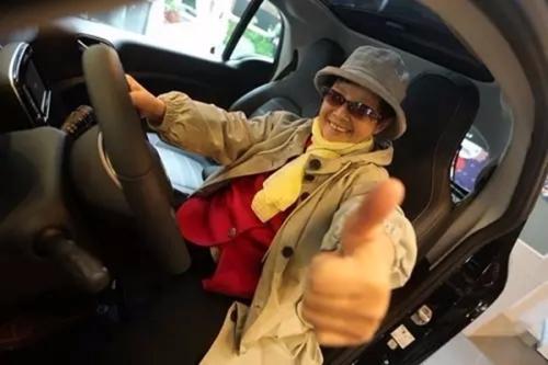 70岁奶奶考驾照一次过 成为真正的“潮人老司机”
