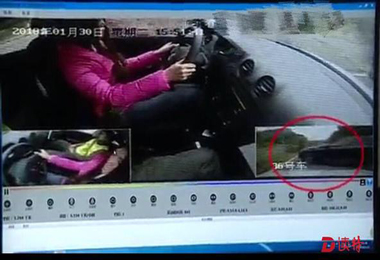 深圳一奔驰司机逼停驾考车辆后，对考生破口大骂