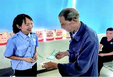 湖南84岁老人拿驾照引质疑，驾校回应：已通过“三力”测试