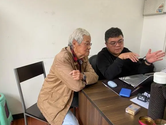 95岁上海爷叔学车：一拿到驾照，载上90岁老伴圆个梦！