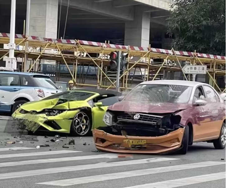 深圳丨一兰博基尼被教练车撞瘪，驾校：不是学员开的车，交警正在定责